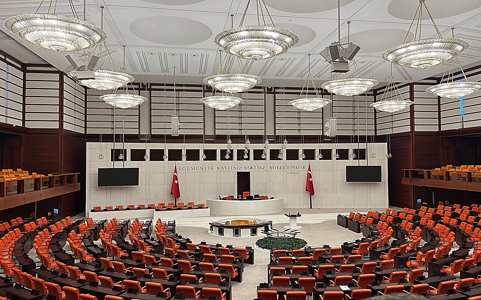Meclisin Boş Sıraları Arasında Şekillenen Gelecek 
